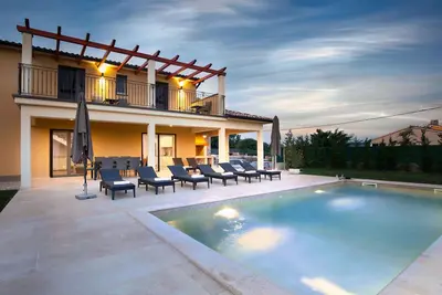 Image de Superschönes Ferienhaus mit Pool