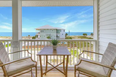 Image de 7 Palms Is 325 Steps To Beach & Ocean Views! Immaculate & Modern Townhome!