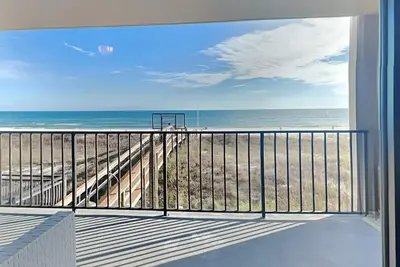Image de Ocean Breeze West #201 | Beachfront, Natural Light