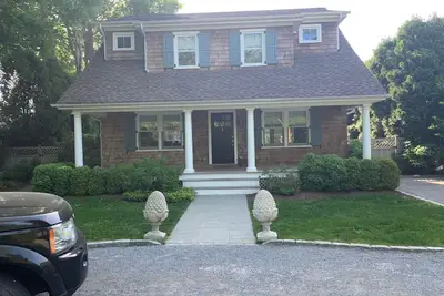 Image de Stunning  East Hampton Village 4 Bed/ Bath with Pool 1 mile to Beach