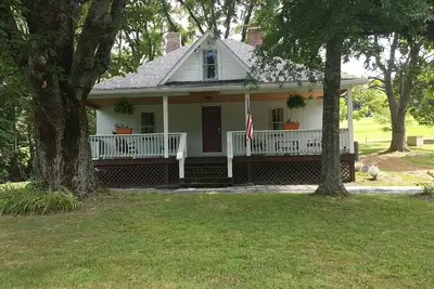 Image de Farm house at the Peach Orchard in Mtns - Pet Friendly