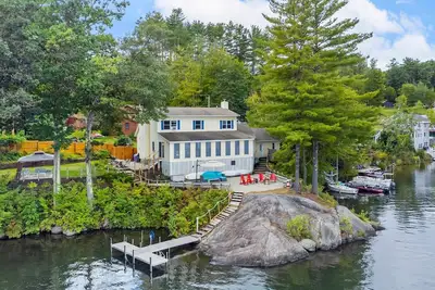 Image de Beautiful Lakefront Home!