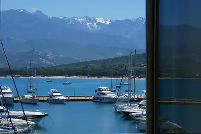 Calvi, loue grand T2, vue Superbe, 100 m de la plage à pied, Climatisation
