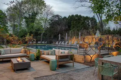 Image de Southampton estate with oversized pool, chefs kitchen, vast lawn, . . .