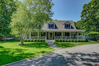 Image de Modern-style home with private pool, open-floor plan, back deck, ample. . .