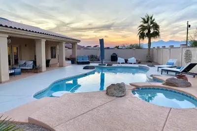 Image de Lakeside Luxe - Private Pool Home