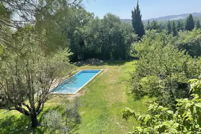 Image de studio avec piscine