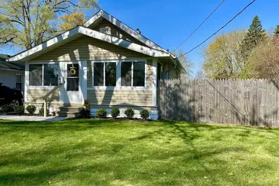 Image de ~Bee1 Bungalow~Charming & Cozy in a Prime Location!