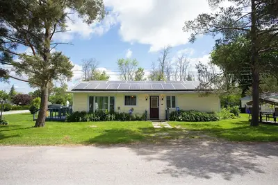 Image de 2-Bedroom Cottage Steps from Sandy Beach for fishing, boating, and Firepits