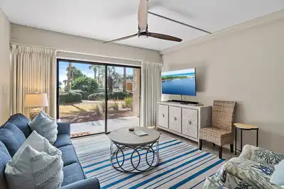 Image de Ground floor by pool and arcade!