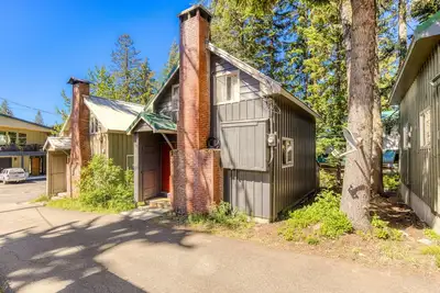 Image de Rustic & cozy cabin with fast WiFi & games - close to slopes, dining & golf