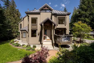 Image de Prime Location | Central 5br | Walk to Village & Lifts | Free Parking | Managed By Aloha Whistler