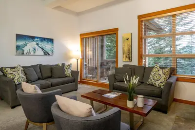 Image de Ski In/Out | Mountain Views | Private Hot Tub | Managed By Aloha Whistler