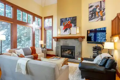 Image de Ski In/Out | Spacious 4br | Private Hot Tub | Double Garage | Managed By Aloha Whistler