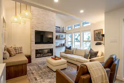 Image de Luxury Renovation | 3br | Ski-In Access | Common Hot Tub | Managed By Aloha Whistler