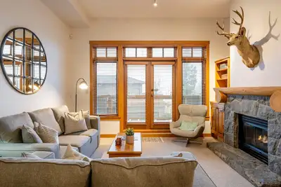Image de True Ski In/Out | Private Hot Tub | Garage | Mountain Views | Managed By Aloha Whistler