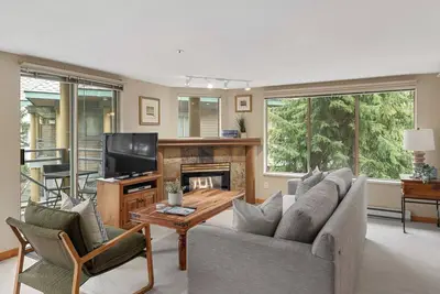 Image de Spacious 2br | Steps from Village | Free Parking | Managed By Aloha Whistler