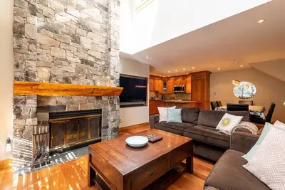 Image de Close to Village & Lost Lake | Wood Burning Fireplace | Ski Access | Managed By Aloha Whistler