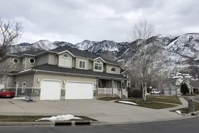 Image de Family Favorite with Indoor Basketball Court