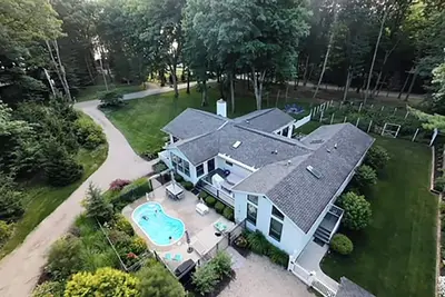 Image de Family Friendly Home, Pool, Huge Yard, Gardens, Firepit, Close to Beaches Towns