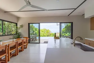 Image de 4 Bed 4. 5 Bath Private Luxury Home Steps to beach with Pool n Ocean Jungle View