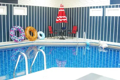 Image de Spacious family friendly home with a heated indoor pool