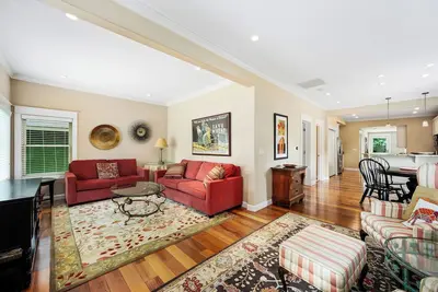 Image de Laketown Villa | Amazing Downtown Location