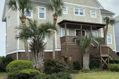 Image de On The Beach with Pano Views and an Elevator (Lic #: 5-21-255074)