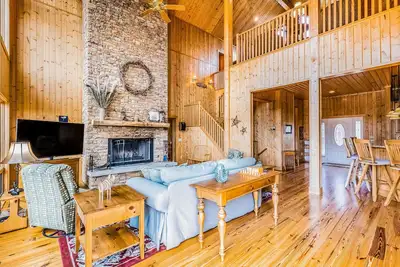 Image de Grand, Dog-Friendly Getaway w\/ Free WiFi, Two Fireplaces, Hot Tub, Pool Table
