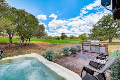 Image de Upscale country getaway with private hot tub, game room, & beautiful views