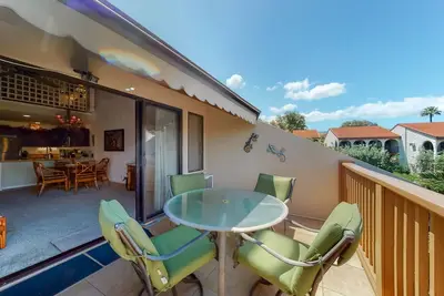 Image de Top-floor getaway with lagoon pool, hot tub, tennis & beach access