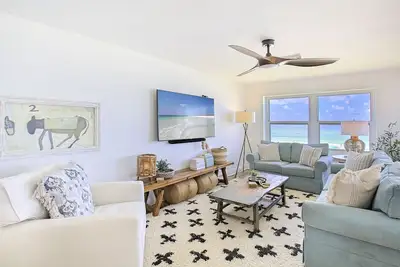 Image de Emerald Dunes 205 - Gulf Front, Corner Unit, Heated Community Pool, Hot Tub!