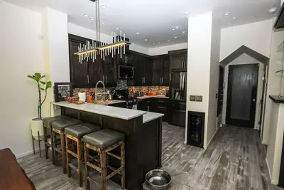 Image de Gorgeous Modern Pet Friendly Condo close to everything