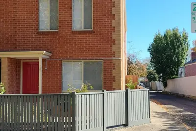 Image de Ballarat Central 2 Bd Townhouse. 5 mins Hospitals Cbd Lake Cafes. Wifi Netflix.