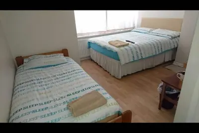 Image de Chambre familiale pour 3 personnes avec 1 lit double et 1 lit simple Rez-de-chaussée Douche privée