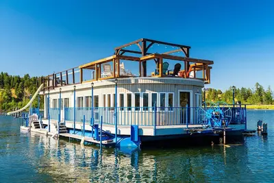 Maison Flottante sur le lac Flathead avec bord de l'eau, kayaks, terrasse sur le toit, et plus
