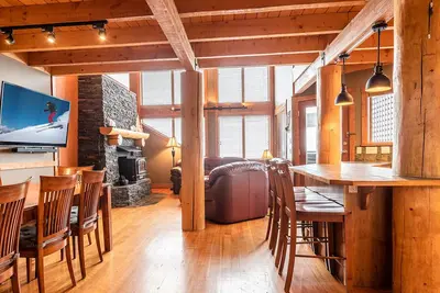 Image de Ski In/Out- Wood Stove - HotTub- 2 Mstr Suites
