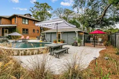 Image de New Pool! - North Hill Private Studio Guest House w/ Loft Queen Bed - New Pool! WiFi & Cable Tv