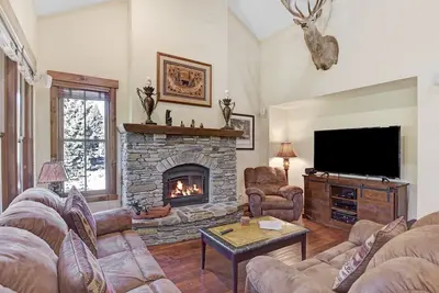 Image de Lodges #1120- Luxury Townhouse near the Snowcreek Golf Course, 2 car garage
