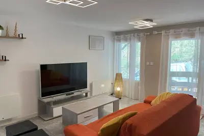 Image de Appartement T4 rénové, proche centre, 3 chambres, 6/8 pers, équipé, est/ouest, dispo de suite