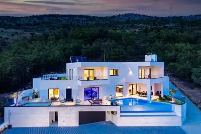 Image de New! Villa Top Hill, heated pool, Jacuzzi, Sauna, 5 en-suite bedrooms, Media room