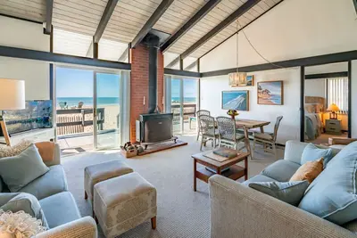 Image de You'll love the Charm of Family Tides Beach Front House!