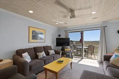 Image de New Listing! Two Bedrooms in A Building with Marsh and Ocean Views