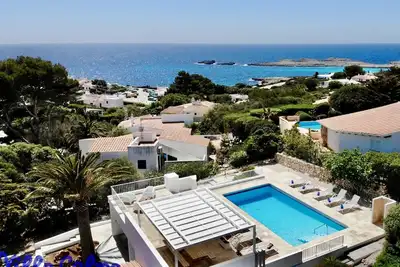 Villa with New large private Heated swimming pool, 3 min. walk to sandy beach