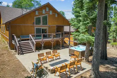 Image de Teddy by AvantStay | Majestic Cabin in Big Bear w/ Balcony