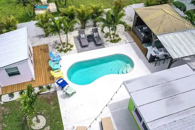 Image de Mini-Resort: Poolside Bungalow + Poolside Cabana! 5 Minutes to Beach &