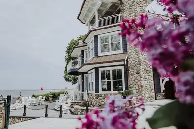 Image de Exquisite Beach front Home