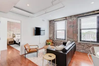 Image de Sm 301 · Right on Main St with Historic Vibe!