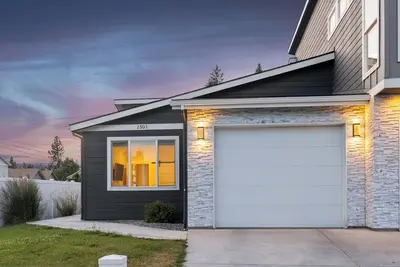 Image de New Modern Townhome- downtown Cda-minutes to waterfront, restaurants, and shops!