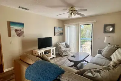 Image de Pet Friendly 2 bedroom 2 bath home across the street from the beach